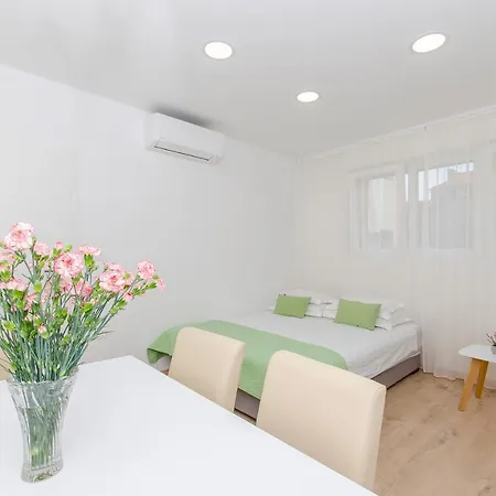 Lanuna Apartment Split